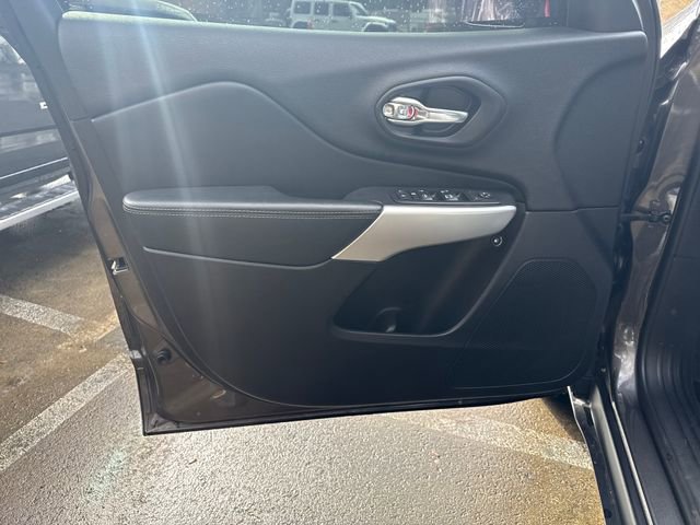 Used 2018 Jeep Cherokee Latitude Plus w/ Comfort/Convenience Group image 40