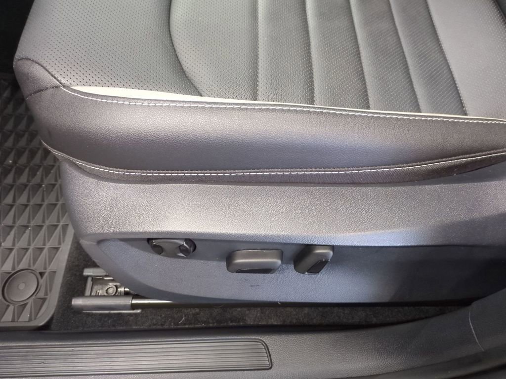 Used 2025 Volkswagen Taos SEL image 15