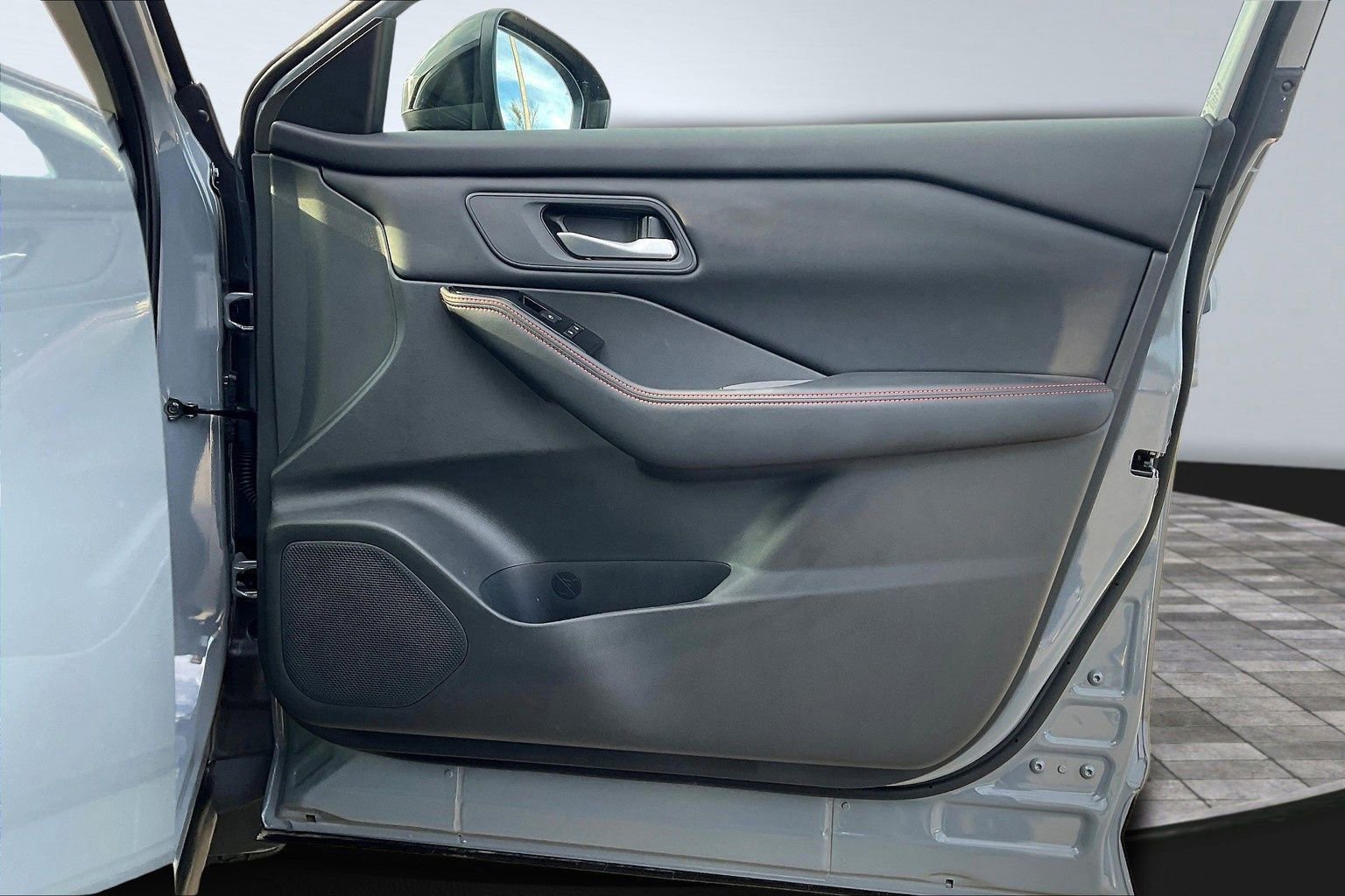 Certified 2025 Nissan Rogue SV image 30