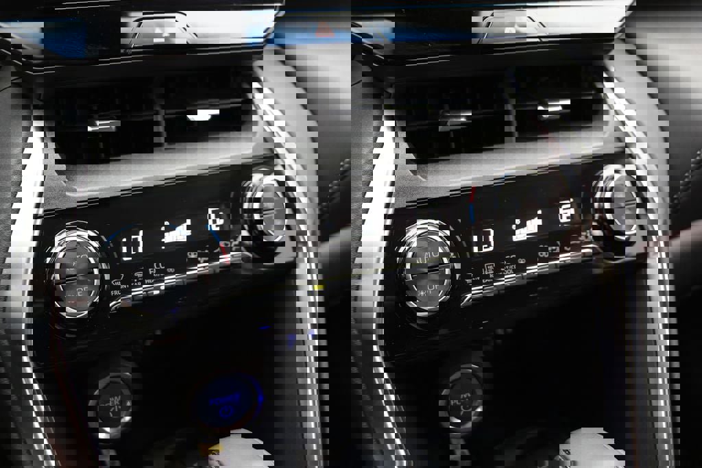 Used 2022 Toyota Venza LE image 18