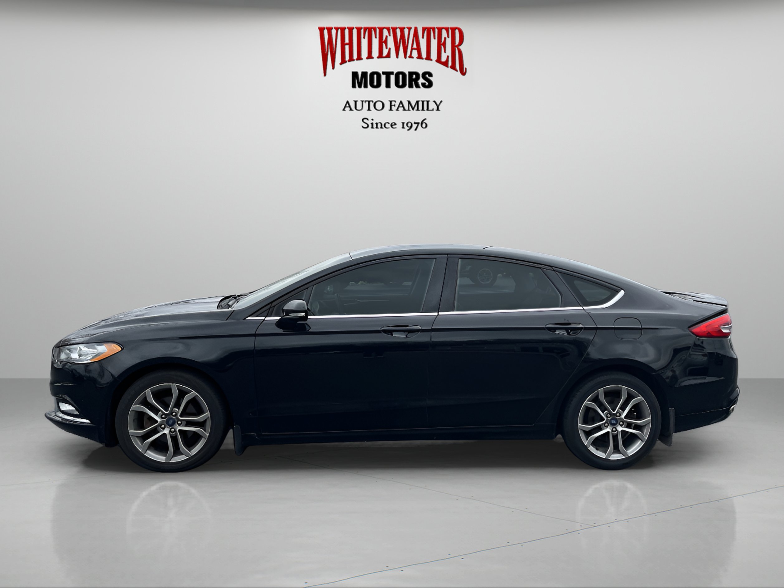 Used 2017 Ford Fusion SE w/ Equipment Group 201A image 2