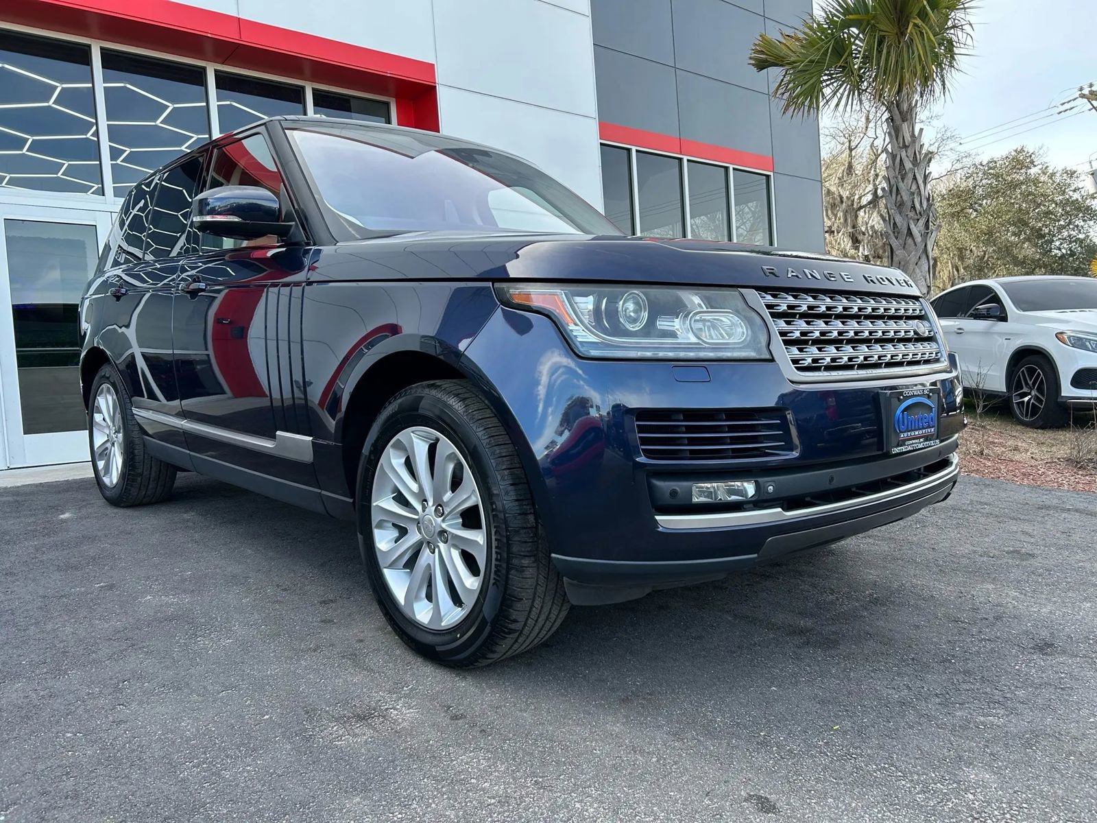 Used 2015 Land Rover Range Rover HSE image 3