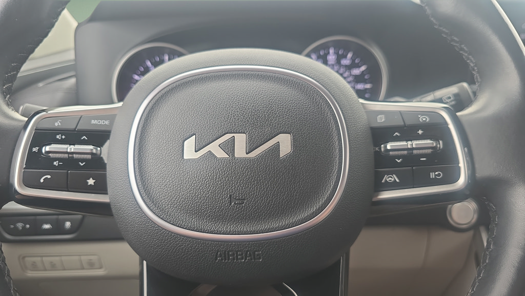 Used 2023 Kia Carnival LX FWD image 12