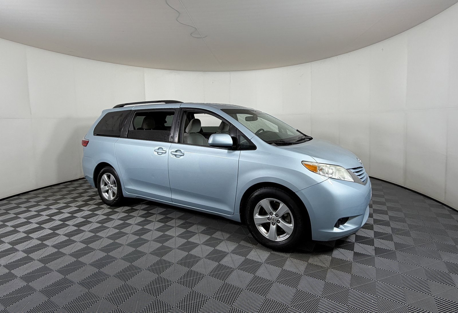 Used 2015 Toyota Sienna LE image 1
