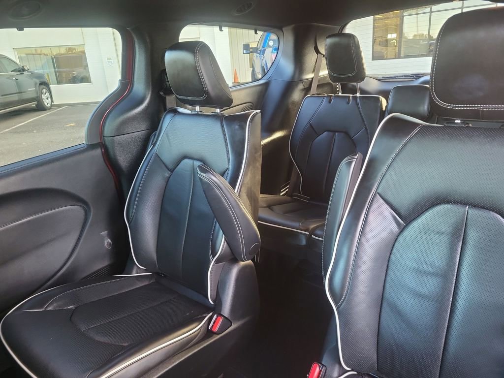 Used 2023 Chrysler Pacifica Limited w/ Uconnect Theater Family Group image 20