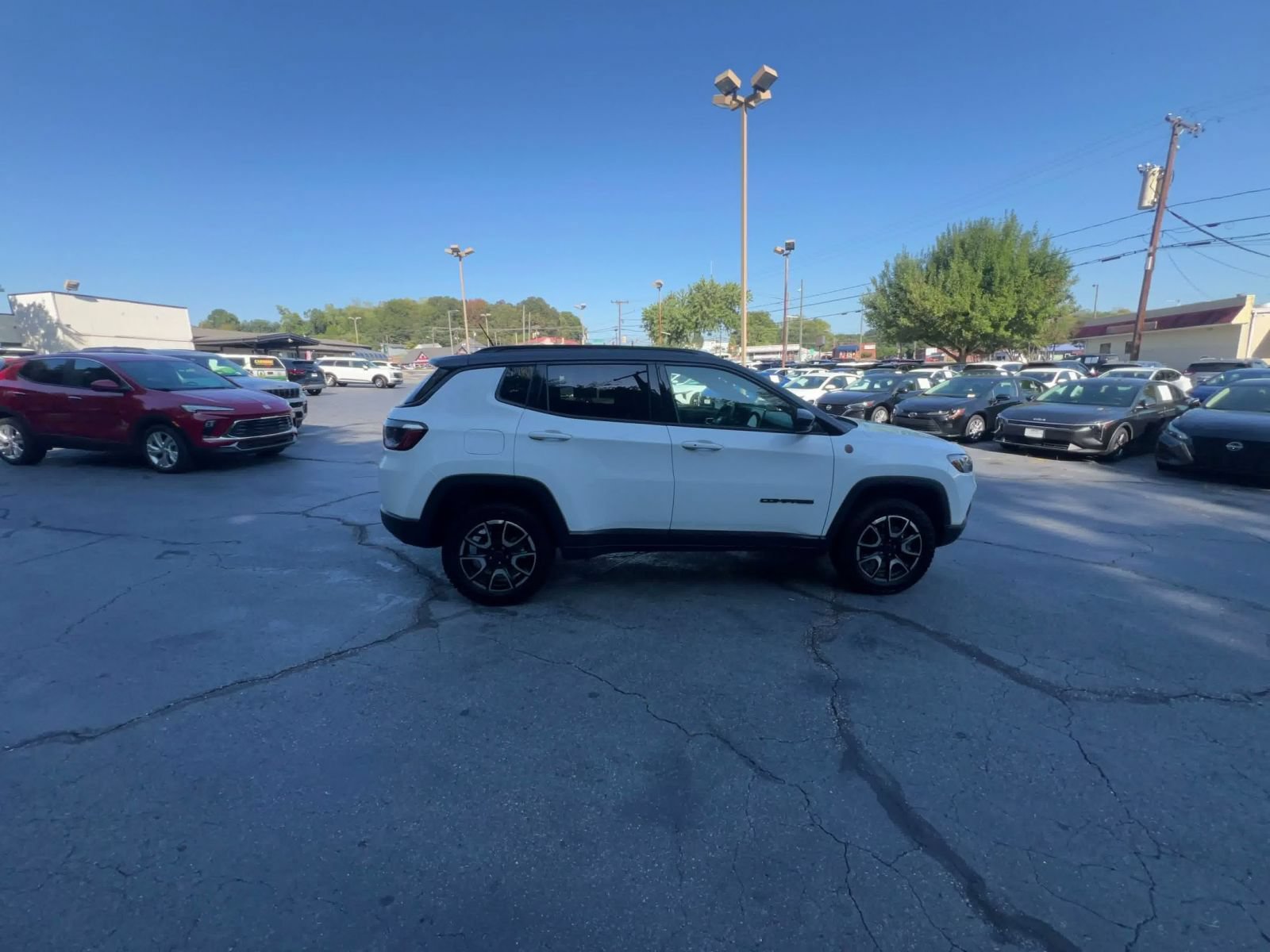 Used 2025 Jeep Compass Trailhawk AWD/4WD image 15