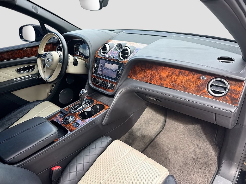 Used 2018 Bentley Bentayga AWD/4WD image 32