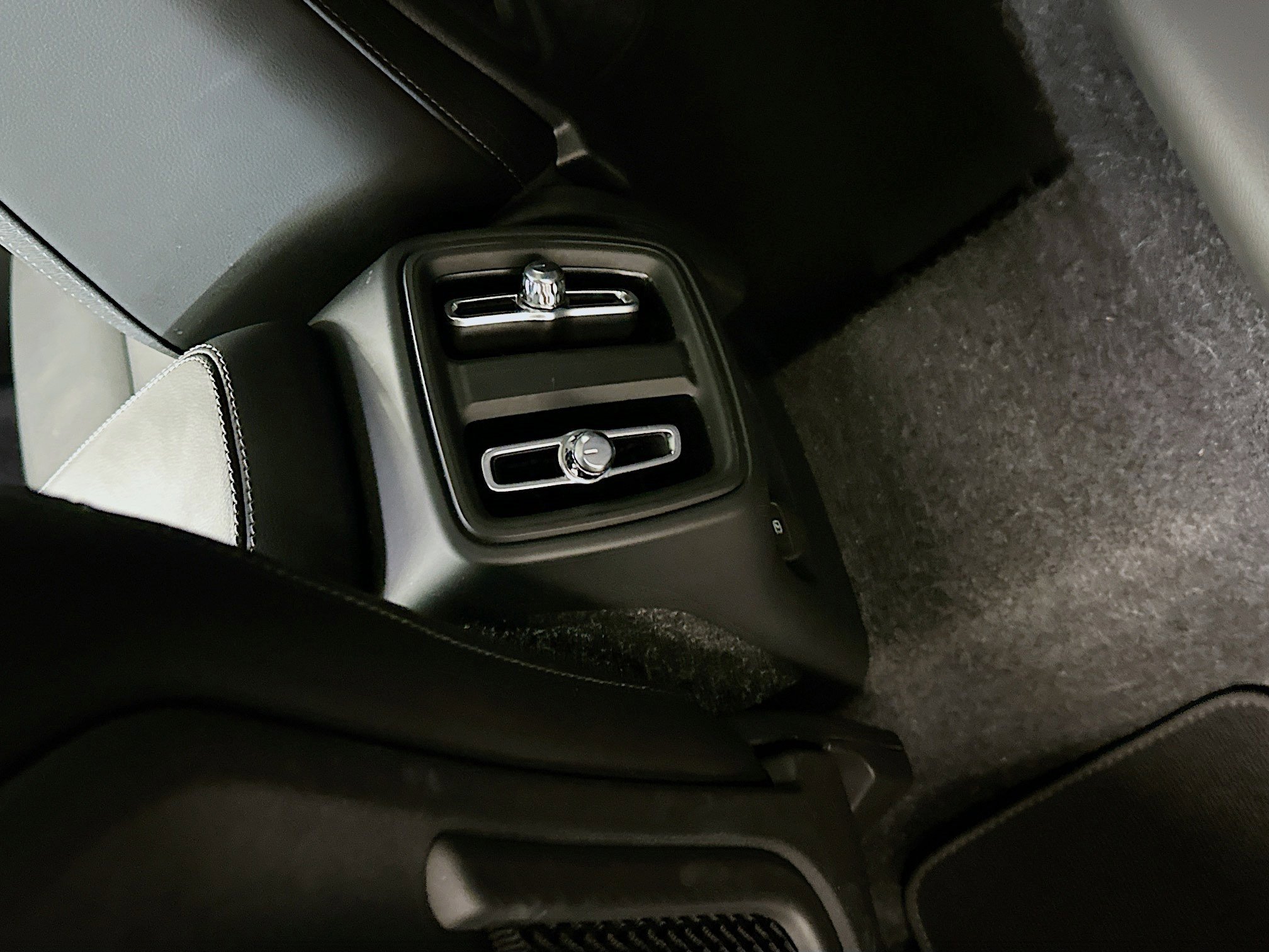 Used 2025 Volvo XC40 B5 Core image 28