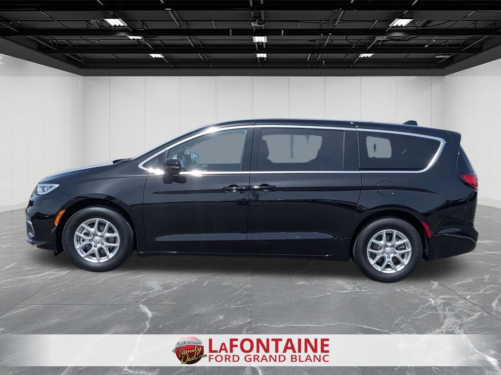 Used 2025 Chrysler Pacifica Select FWD image 2