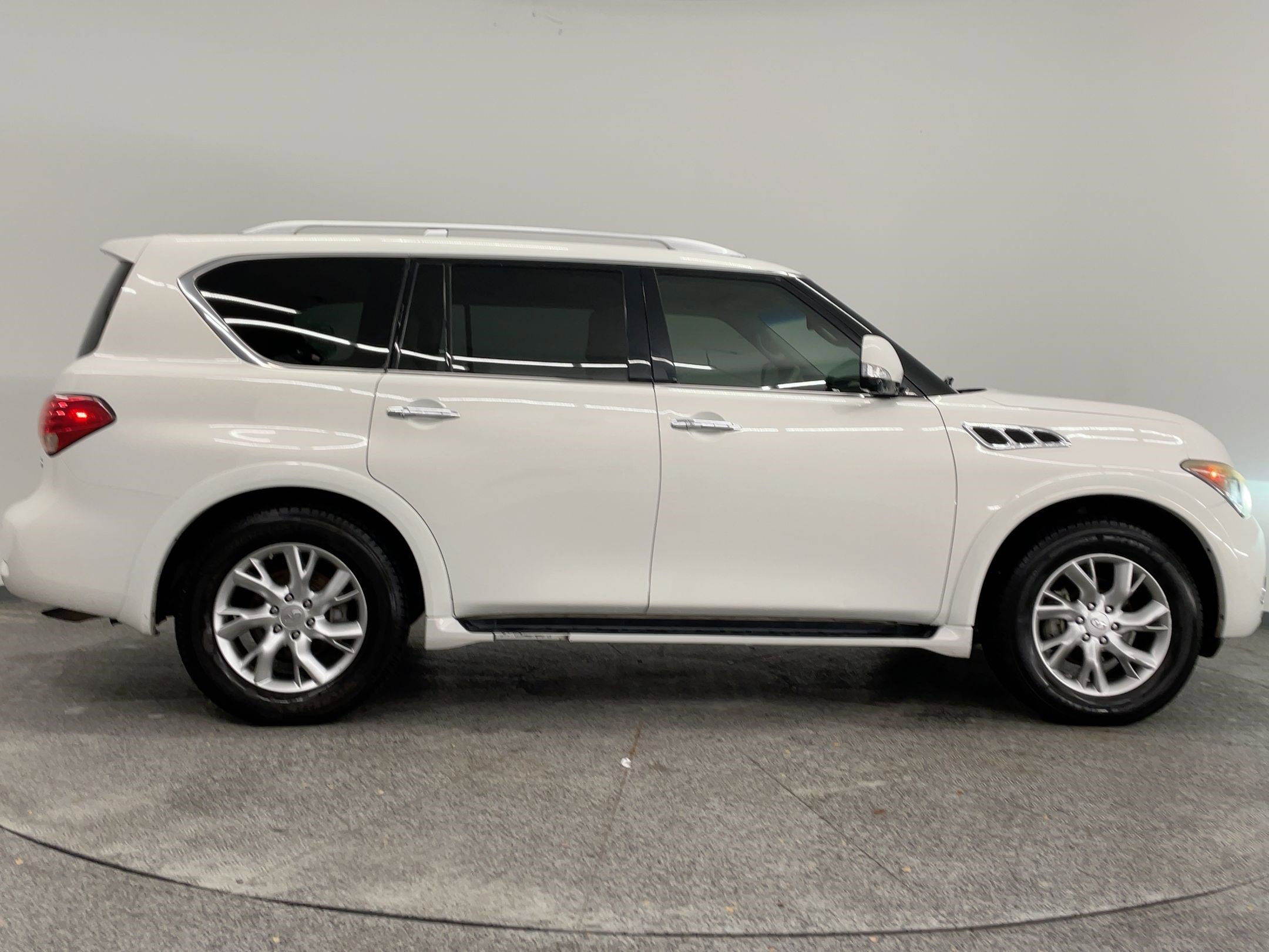 Used 2011 INFINITI QX56 4WD w/ Theater Pkg image 7