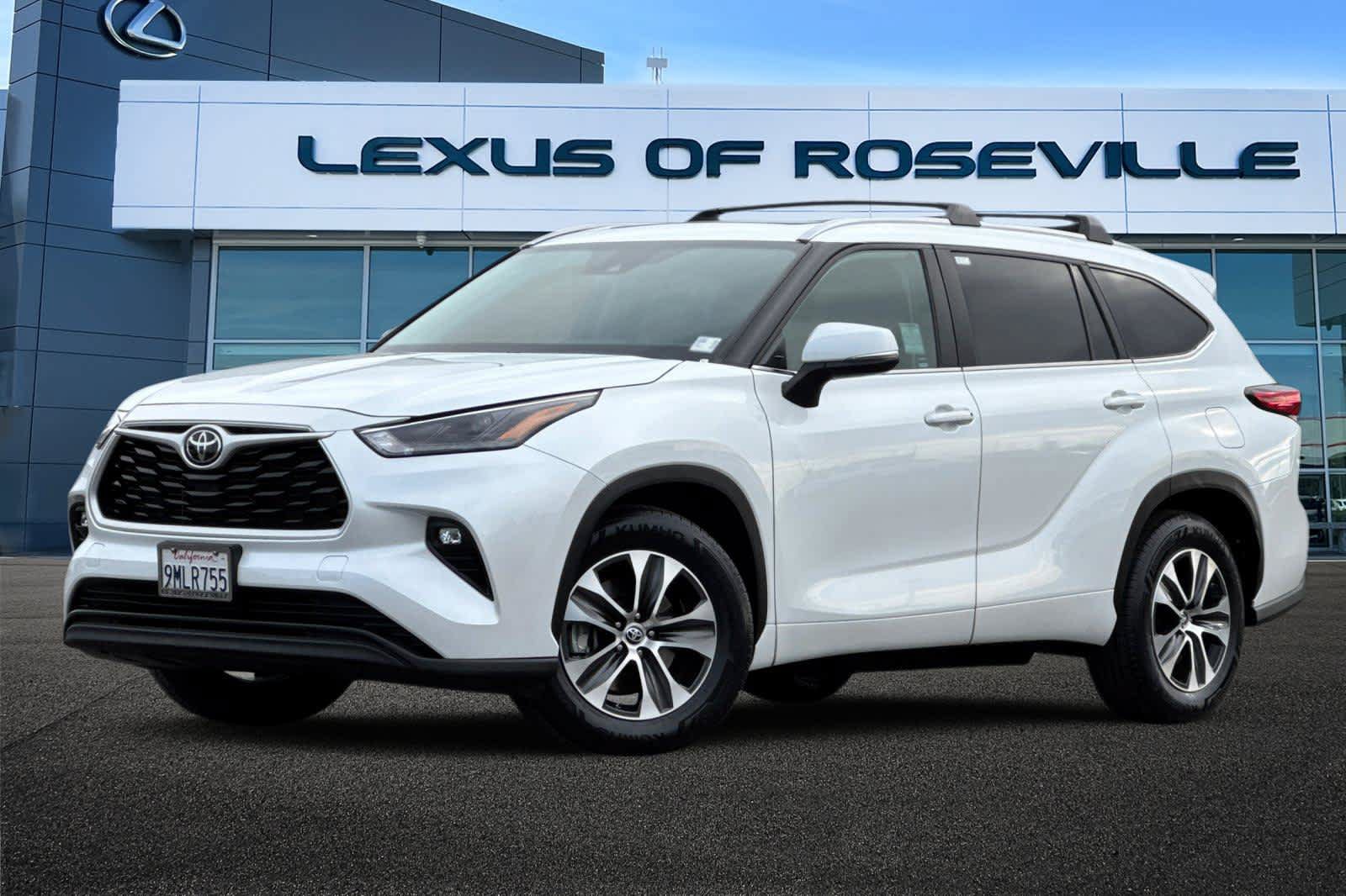 Used 2023 Toyota Highlander XLE FWD image 1