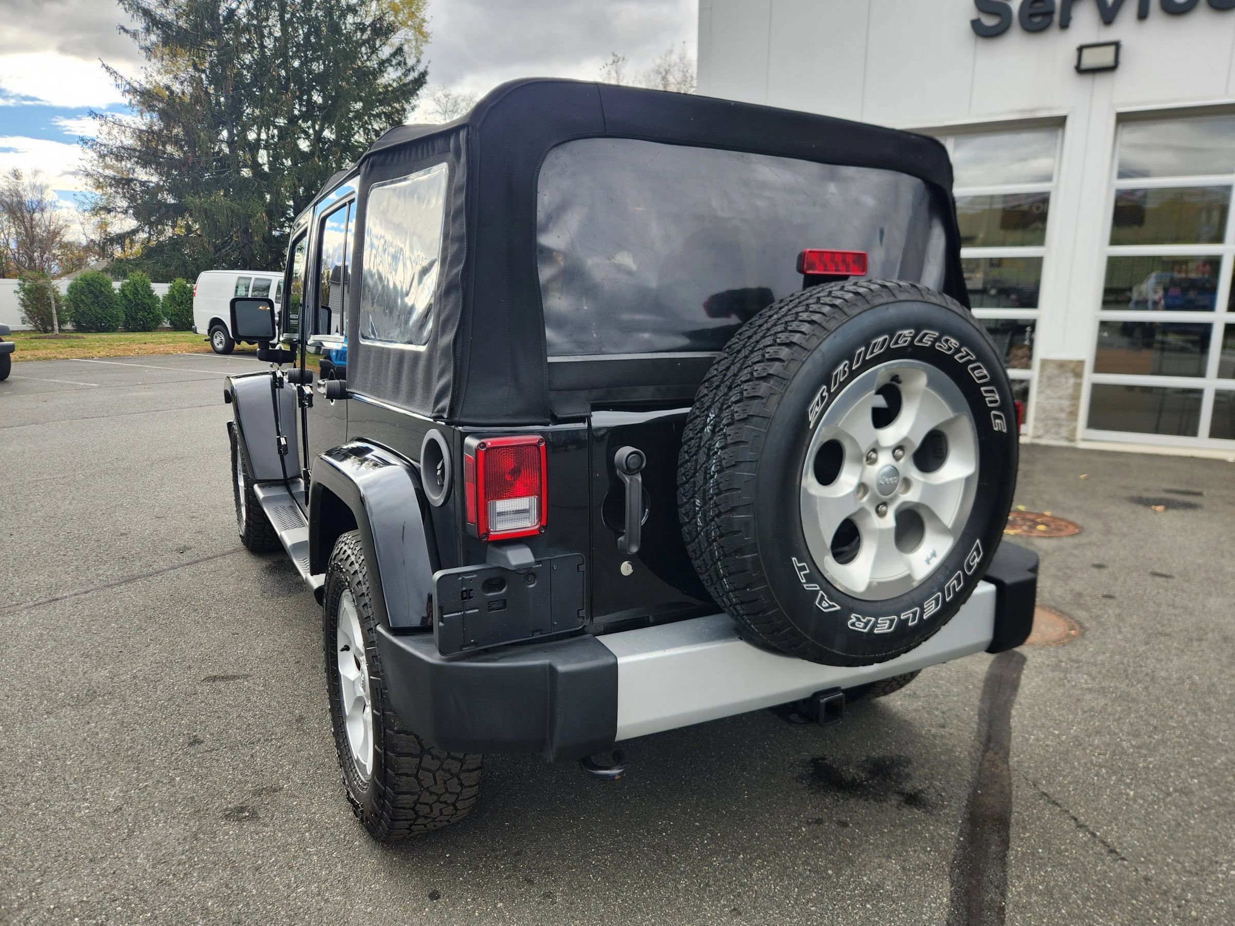 Used 2015 Jeep Wrangler Unlimited Sahara w/ Connectivity Group AWD/4WD image 13