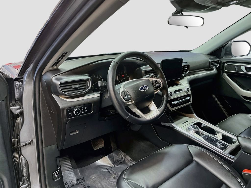 Used 2024 Ford Explorer XLT w/ Equipment Group 202A AWD/4WD image 9