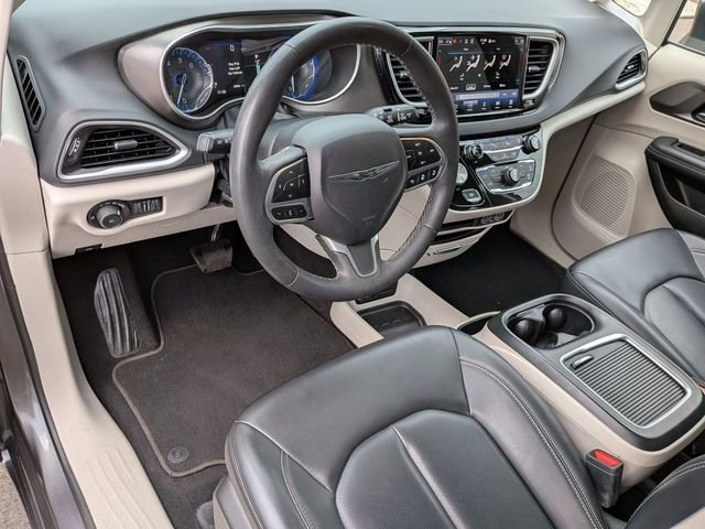Used 2023 Chrysler Pacifica Touring-L image 11