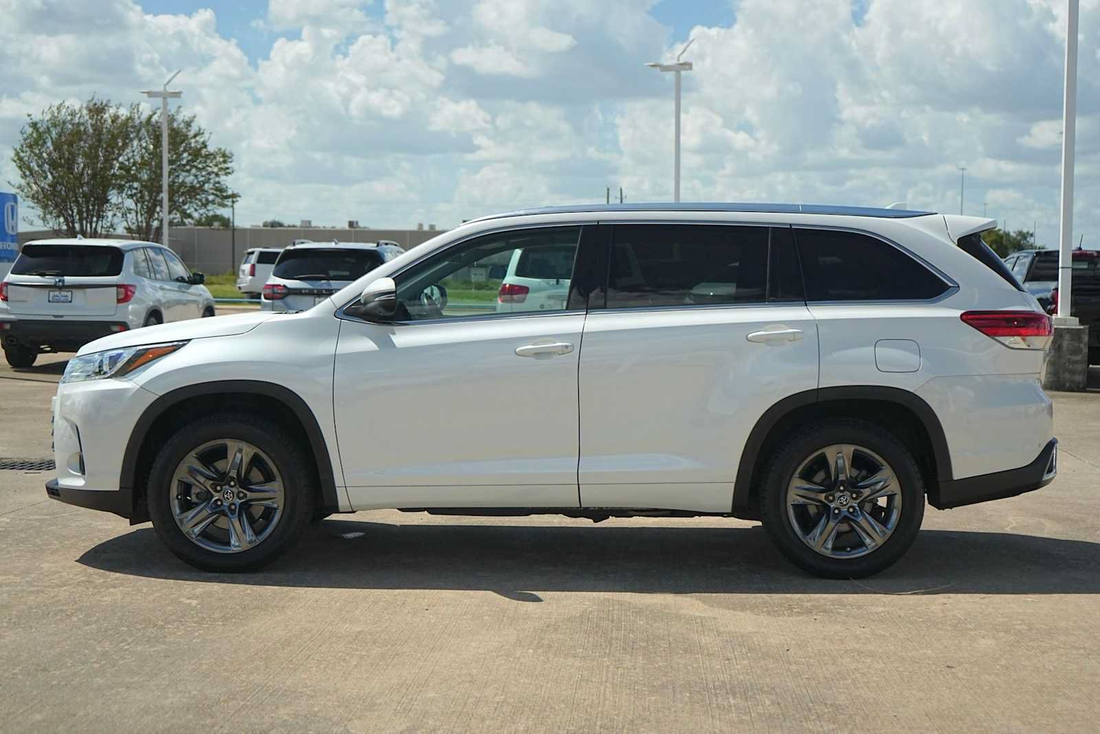 Used 2017 Toyota Highlander Limited Platinum FWD image 3