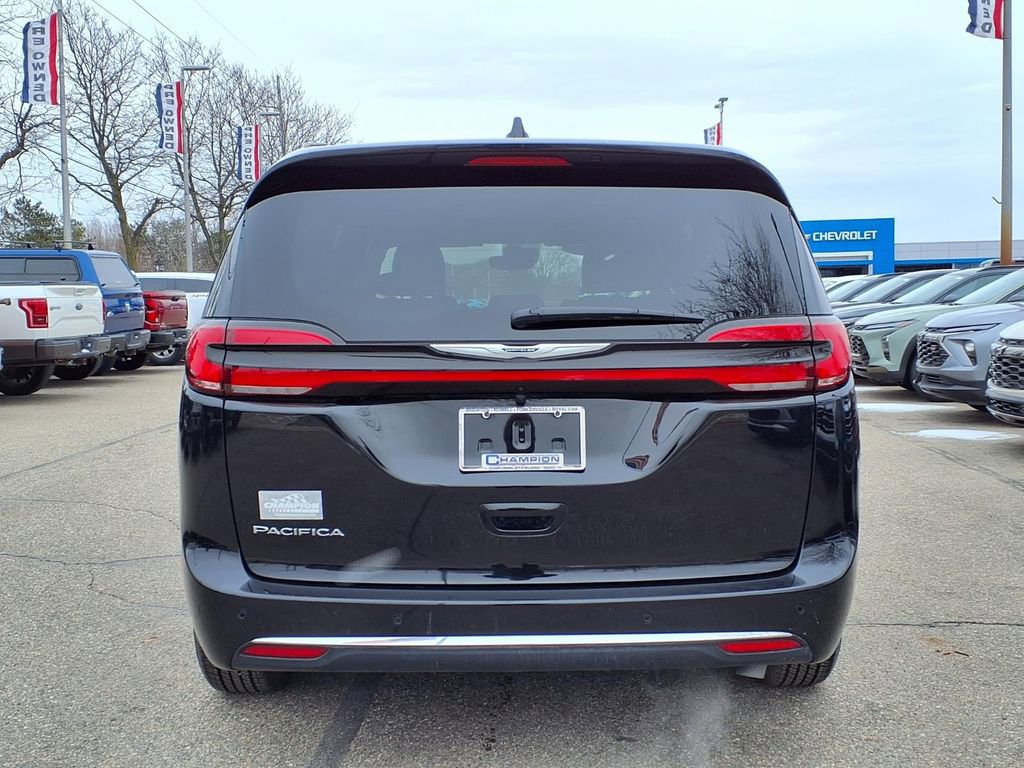 Used 2026 Chrysler Pacifica Select image 5