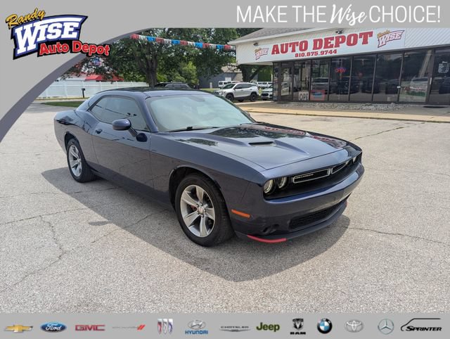 Used 2015 Dodge Challenger SXT RWD image 1