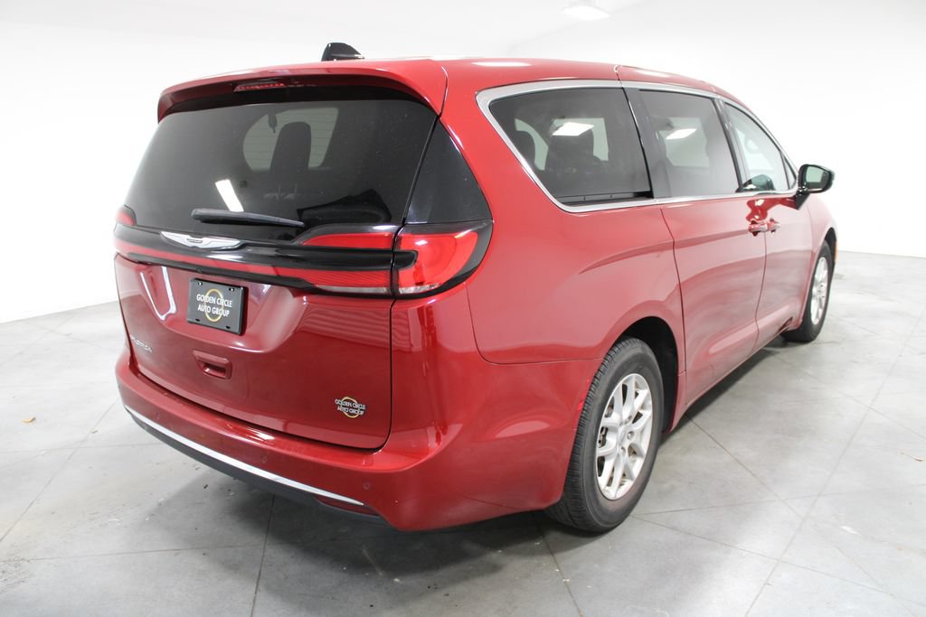 Used 2024 Chrysler Pacifica Touring-L FWD image 9