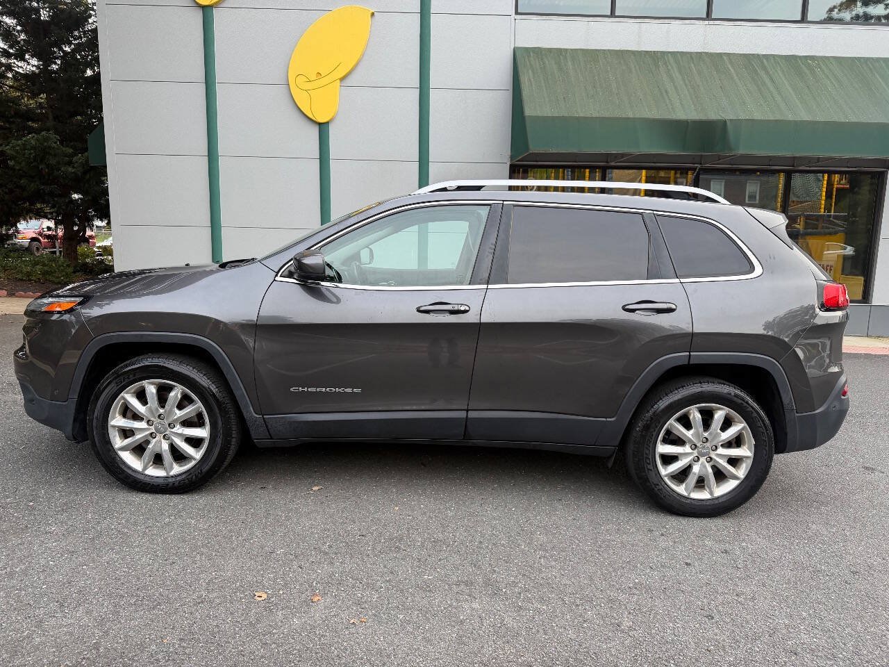 Used 2016 Jeep Cherokee Limited w/ Technology Group AWD/4WD image 3