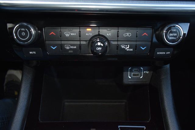 Used 2023 Jeep Compass Limited image 28