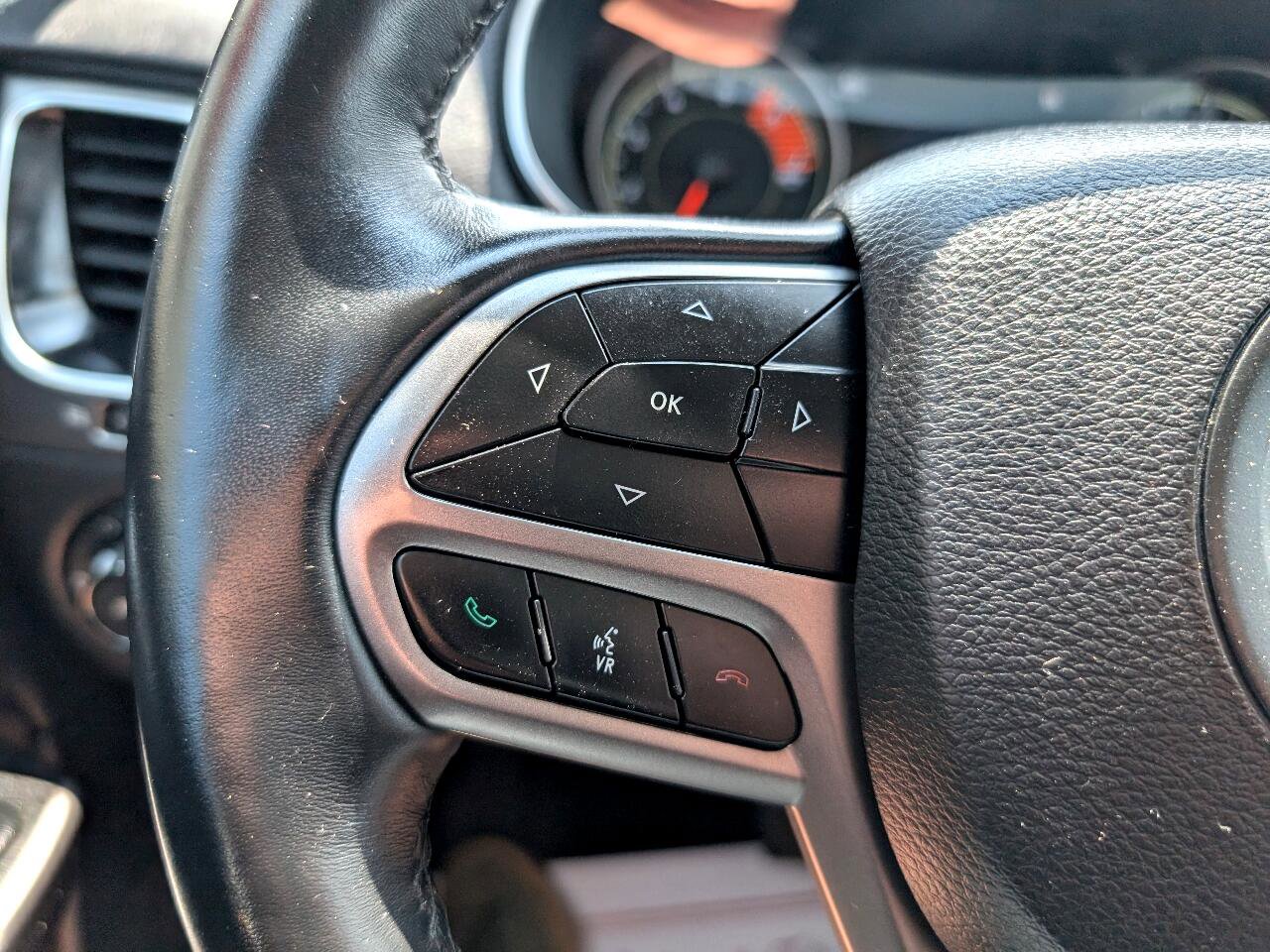 Used 2019 Jeep Cherokee Limited w/ Luxury Group image 16