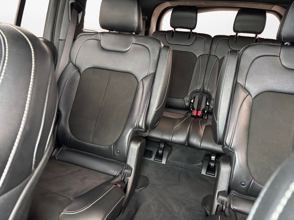 Used 2023 Jeep Grand Cherokee L Laredo image 14