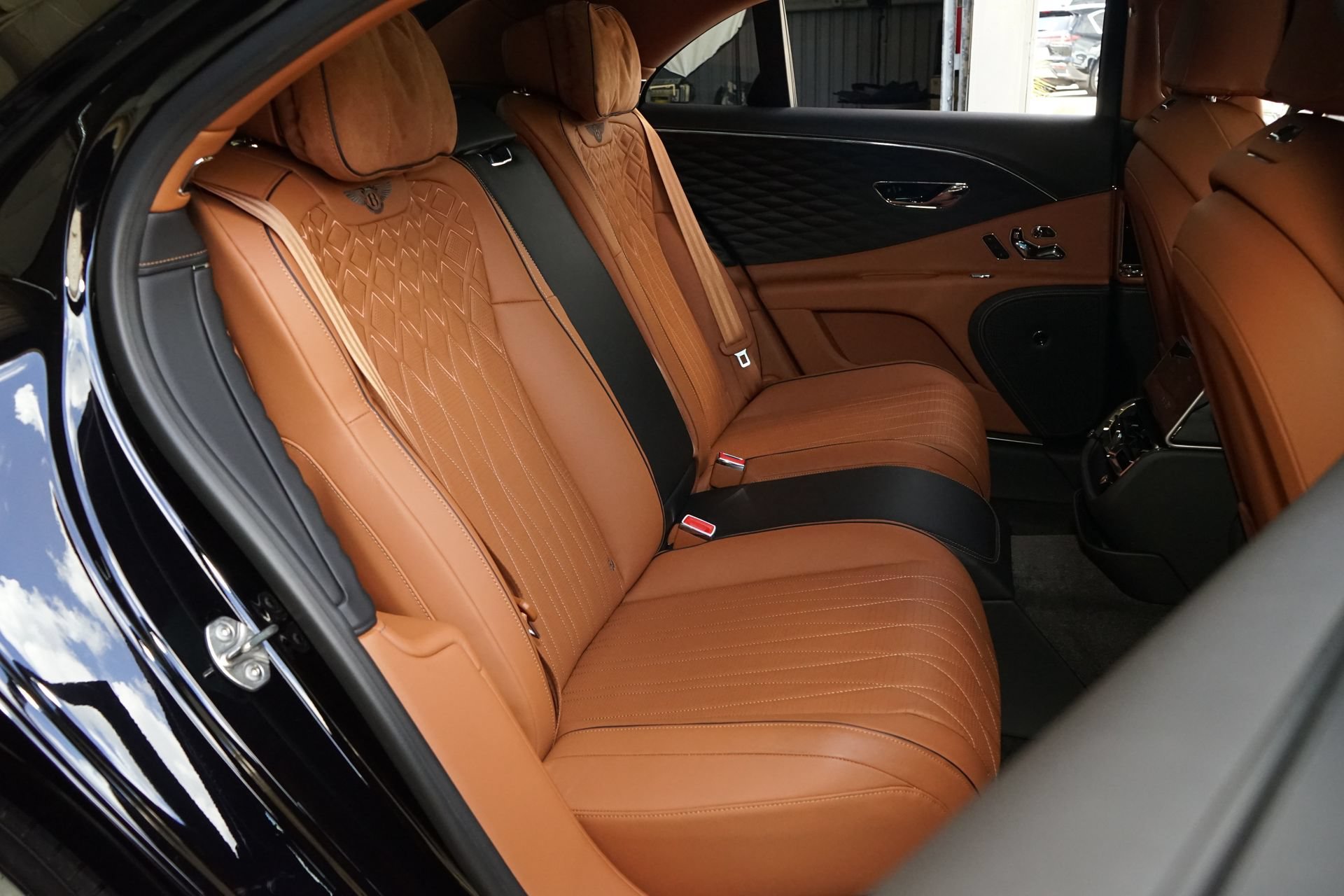 Used 2022 Bentley Flying Spur Plug-In Hybrid AWD/4WD image 21