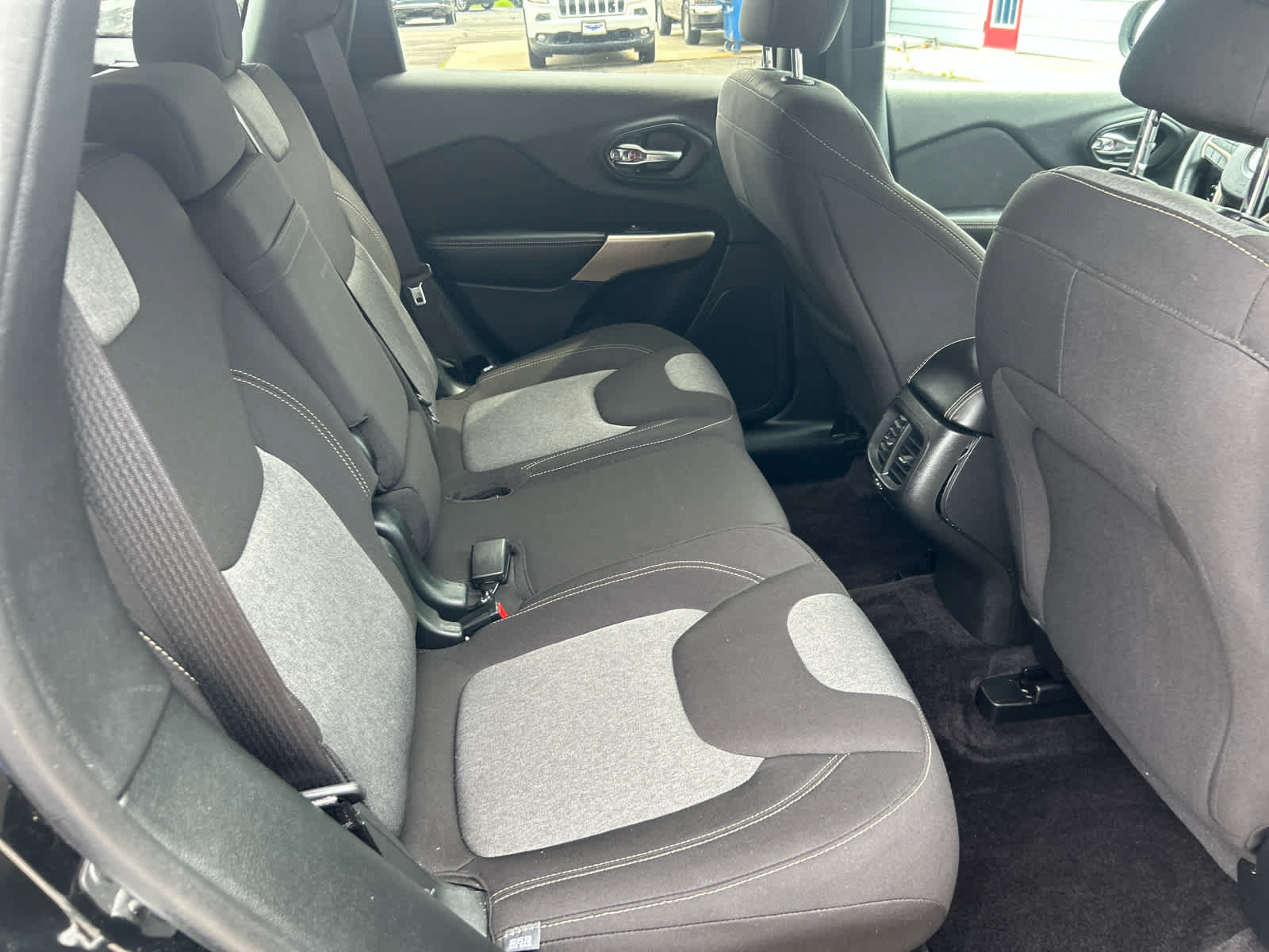 Used 2018 Jeep Cherokee Latitude w/ Safety Group AWD/4WD image 24
