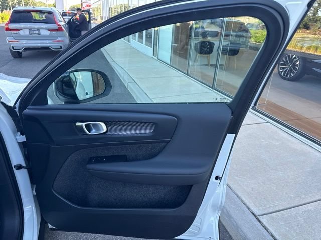 Certified 2025 Volvo XC40 B5 Plus AWD/4WD image 14