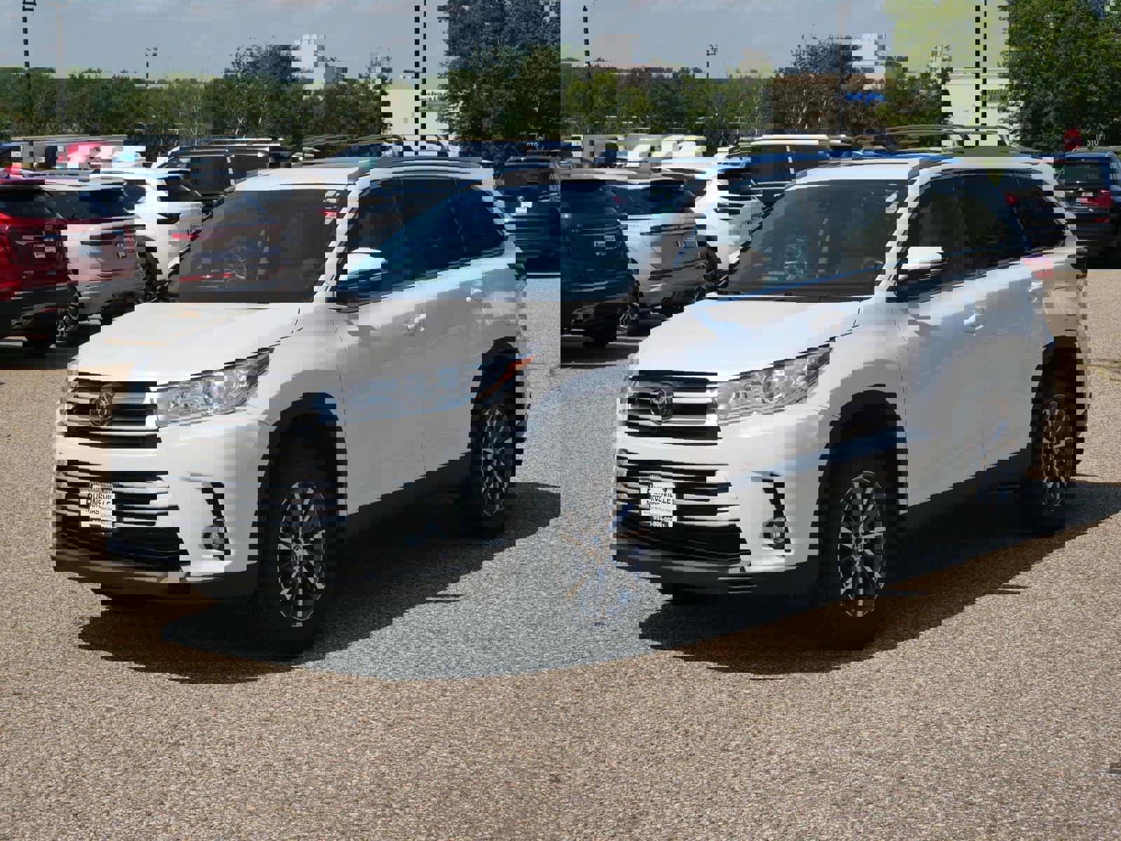 Used 2019 Toyota Highlander XLE image 3