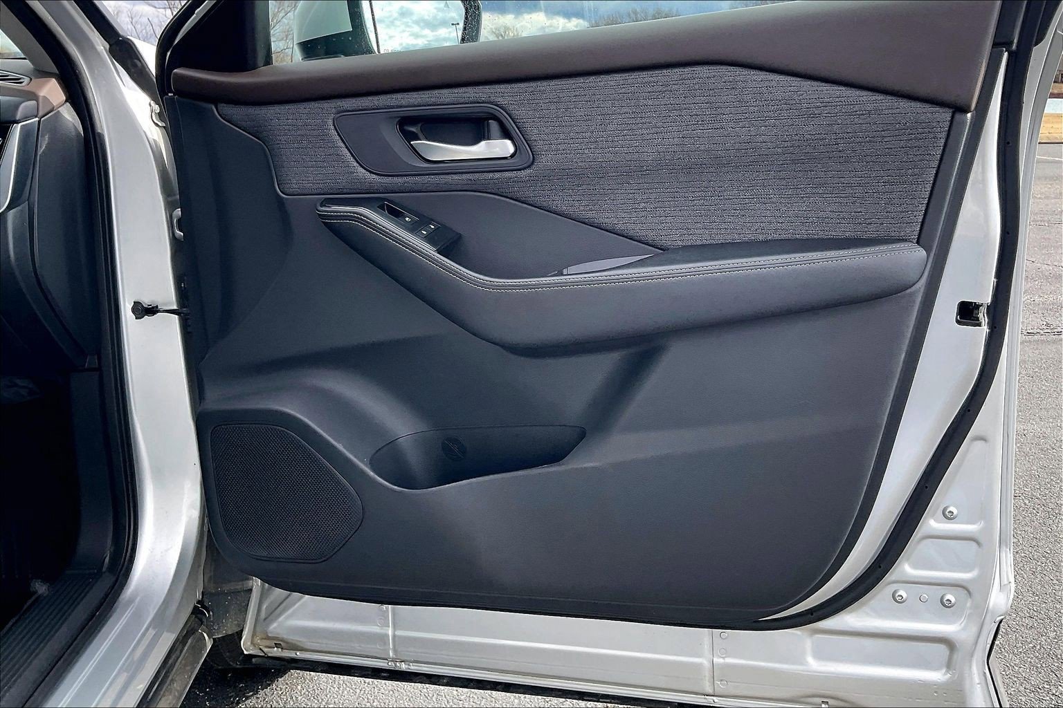 Used 2022 Nissan Rogue SV image 19