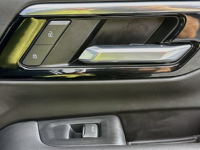 Used 2025 Chevrolet Tahoe Premier AWD/4WD image 27
