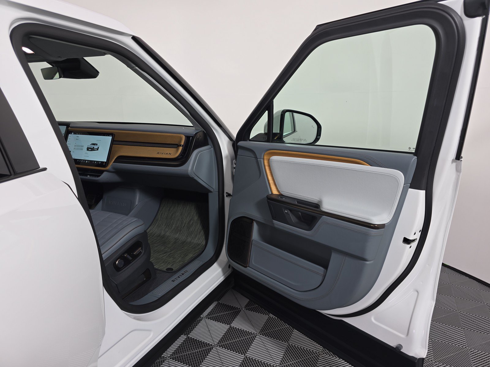 Used 2025 Rivian R1T Premium AWD/4WD image 18