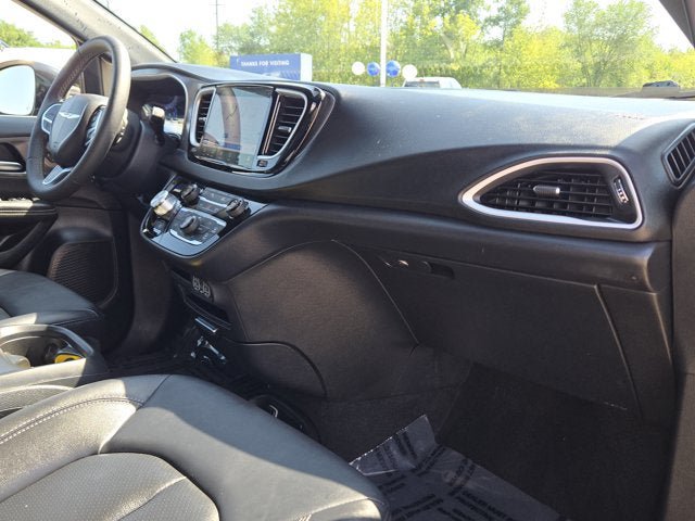 Used 2025 Chrysler Pacifica Select FWD image 5
