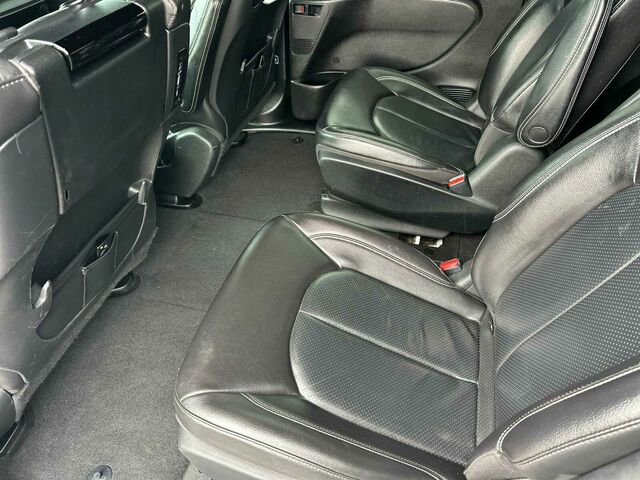 Used 2022 Chrysler Pacifica Touring-L w/ Uconnect Theater Family Group image 14