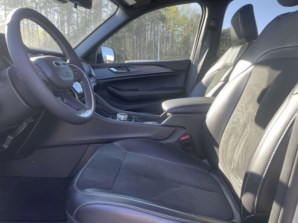 Certified 2025 Jeep Grand Cherokee Altitude image 25