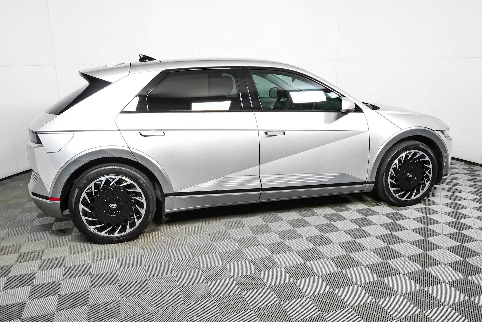 Used 2023 Hyundai Ioniq 5 Limited AWD/4WD image 2