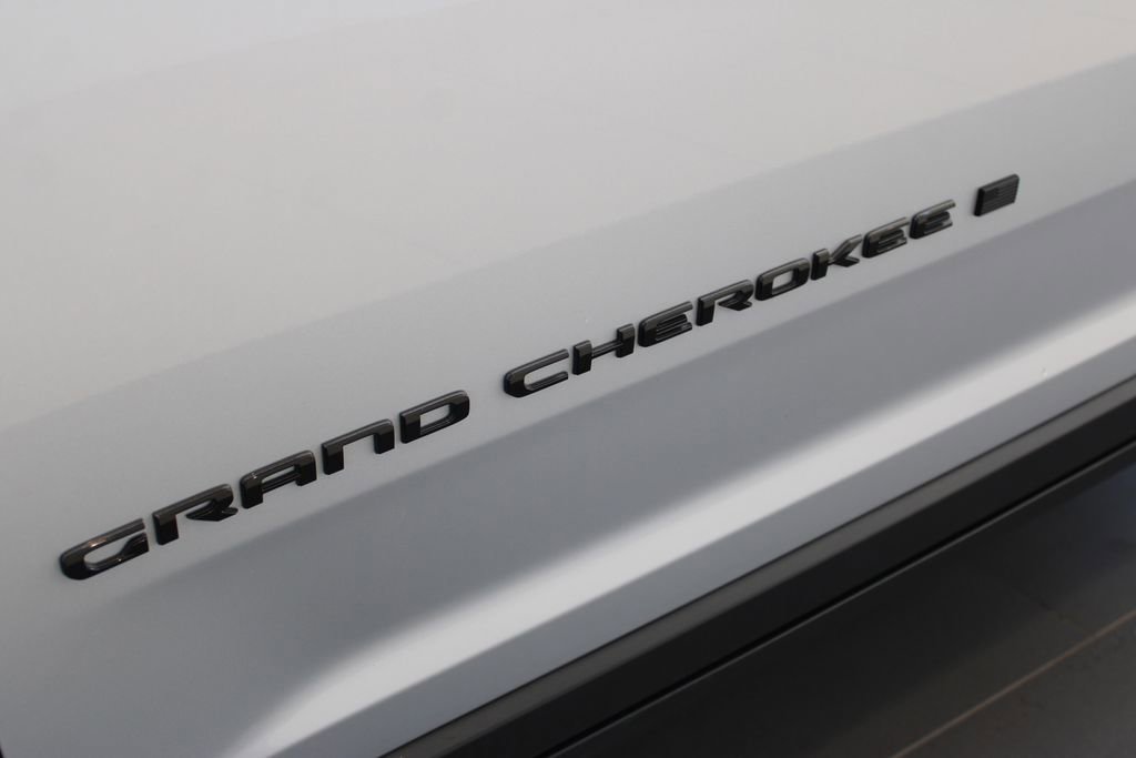 Used 2025 Jeep Grand Cherokee Altitude AWD/4WD image 35