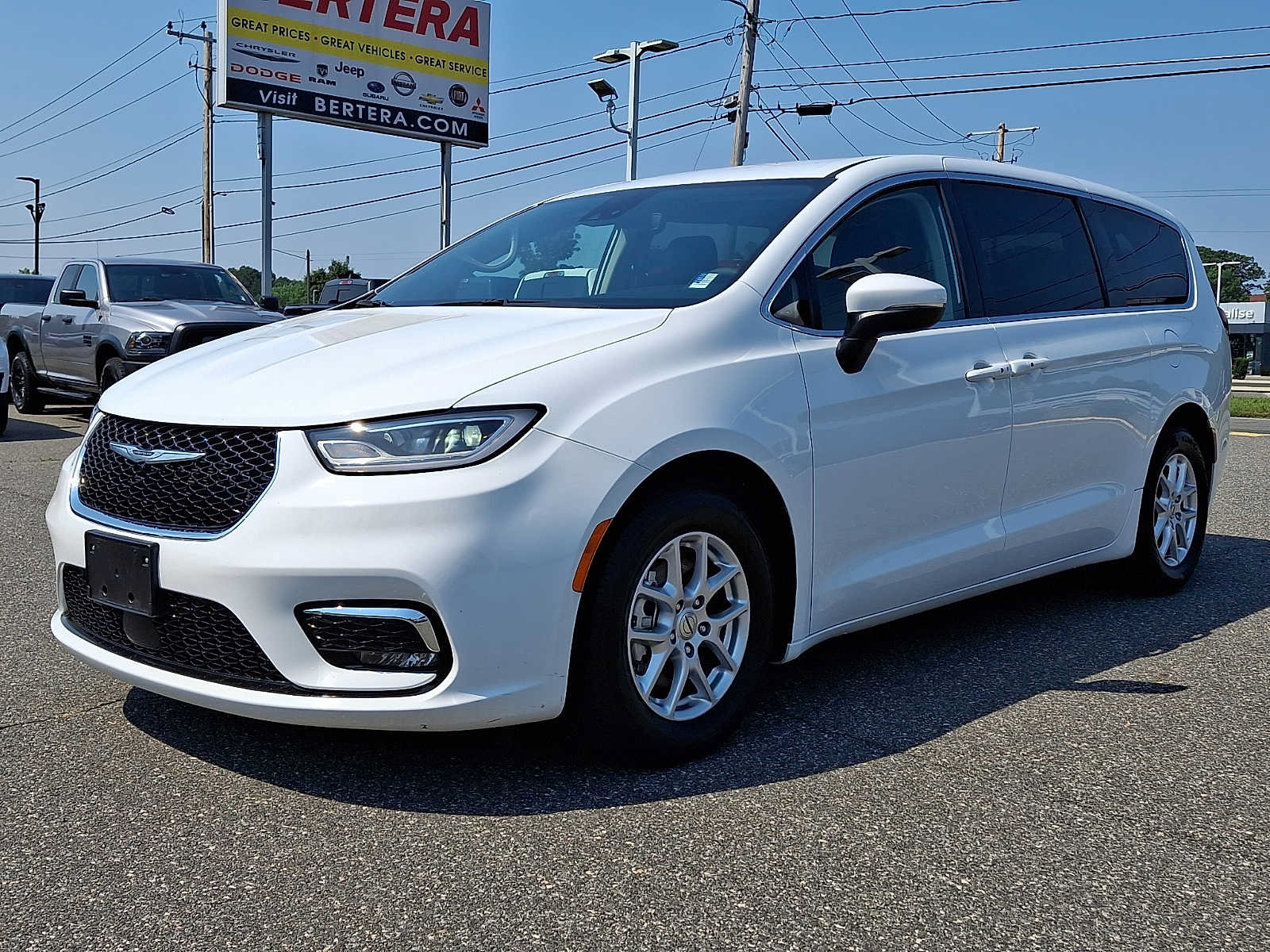 Certified 2023 Chrysler Pacifica Touring-L FWD image 3