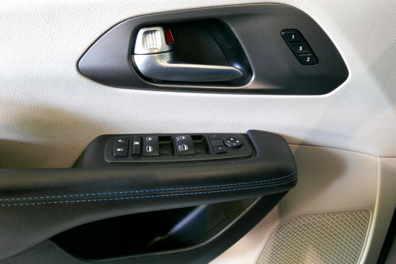 Used 2021 Chrysler Pacifica Touring-L image 20