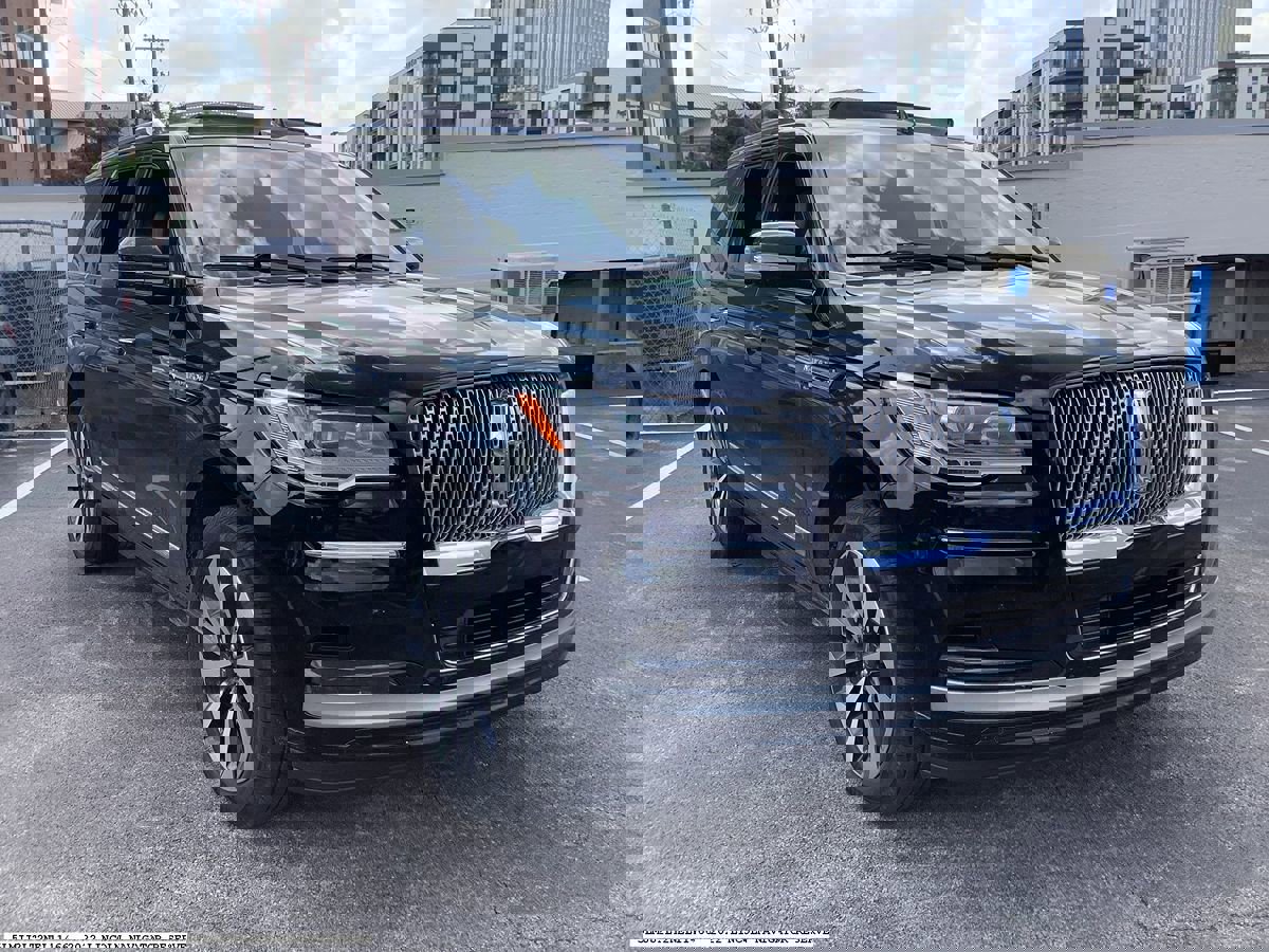 Used 2022 Lincoln Navigator Reserve AWD/4WD image 4