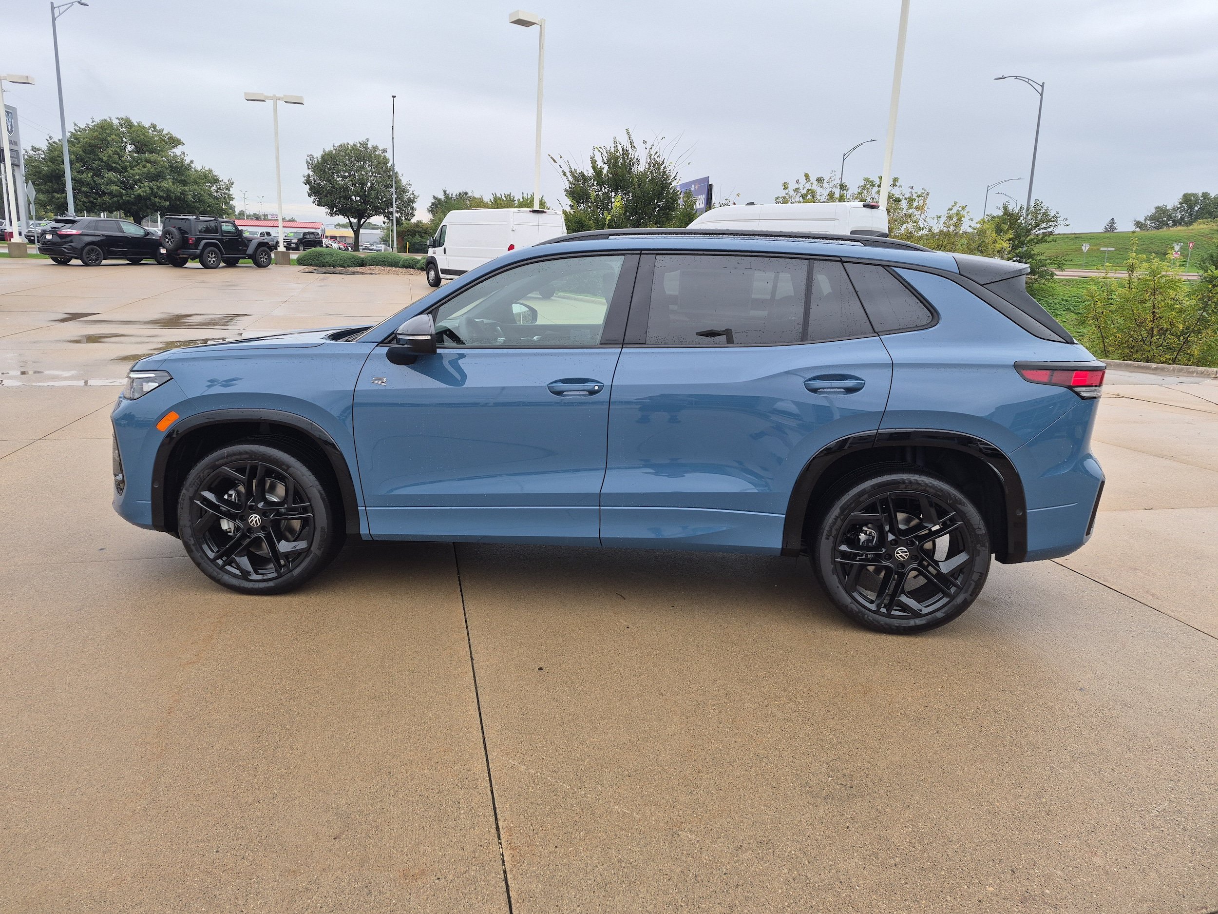 New 2026 Volkswagen Tiguan SE R-Line AWD/4WD image 8
