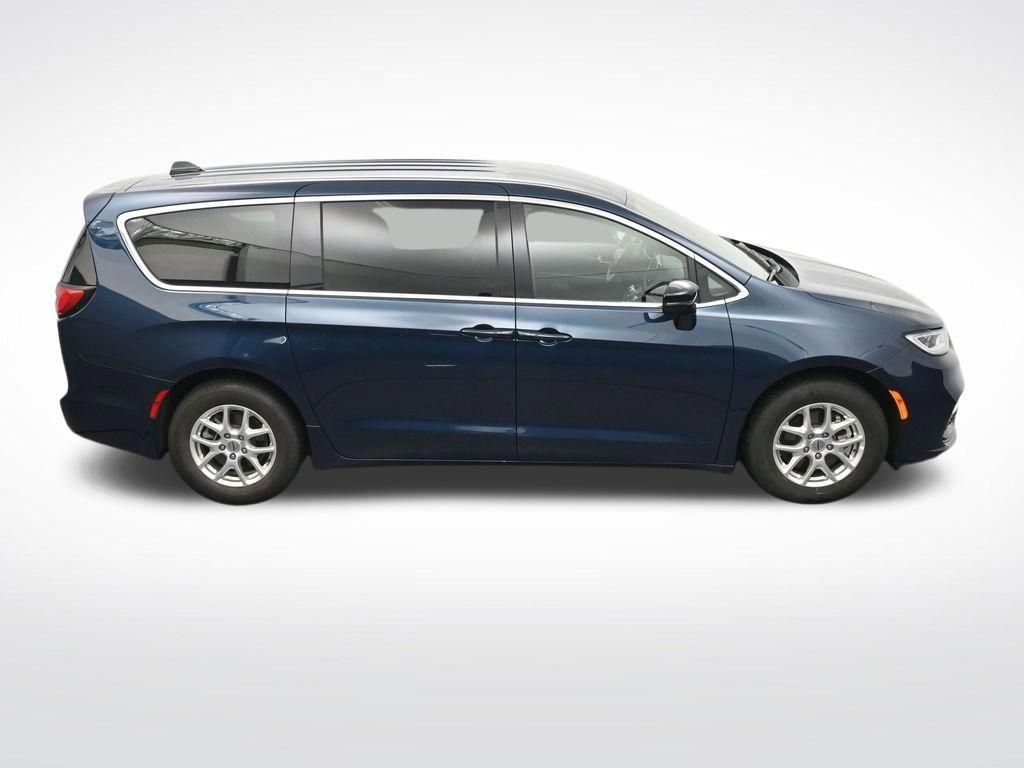 Used 2025 Chrysler Pacifica Select image 24