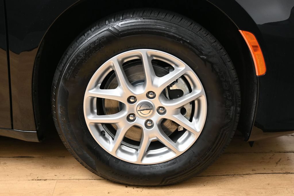 Used 2025 Chrysler Pacifica Select FWD image 15