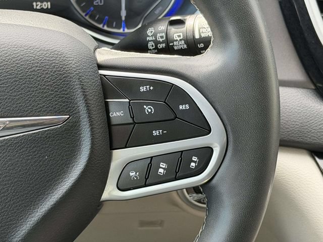 Used 2023 Chrysler Pacifica Touring-L FWD image 23