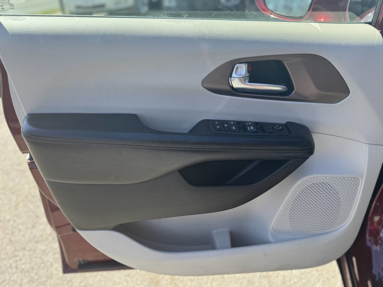 Used 2019 Chrysler Pacifica Touring-L FWD image 11
