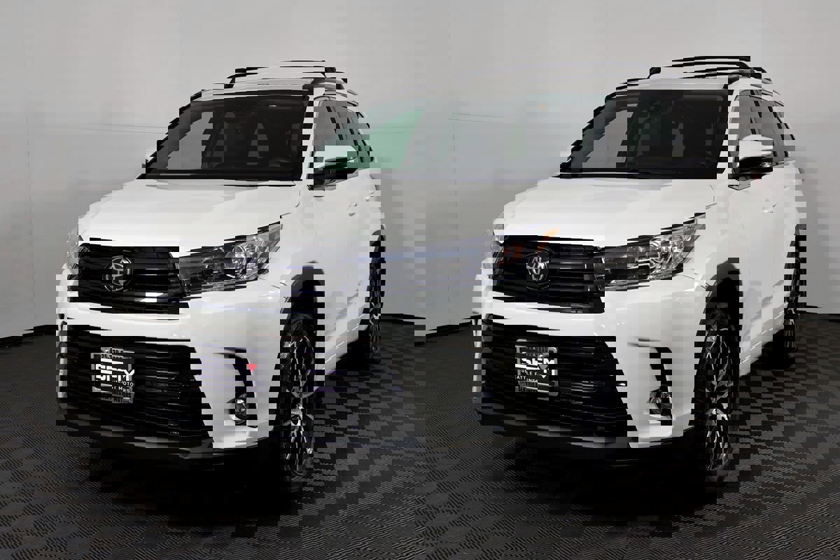 Used 2018 Toyota Highlander SE image 3