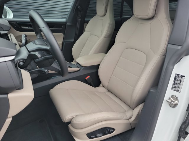 Certified 2025 Porsche Macan Electric image 5