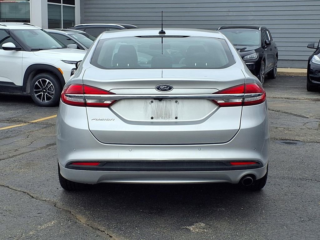 Used 2017 Ford Fusion SE w/ Fusion SE Technology Package image 4