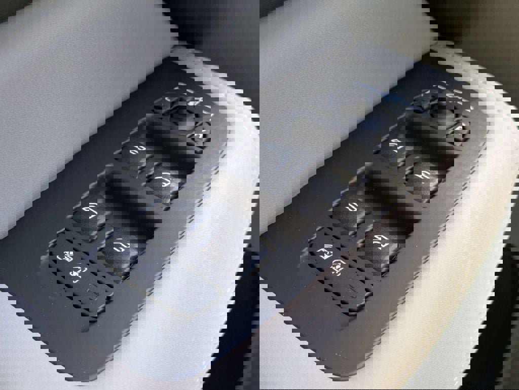 New 2026 Volvo XC60 T8 Core w/ Protection Package Premier image 33